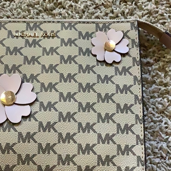 Michael Kors wristlet - Picture 7 of 8
